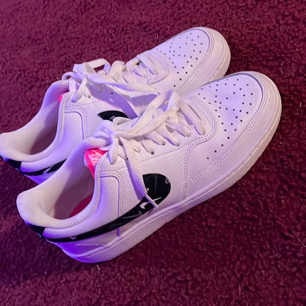 white nike shoes